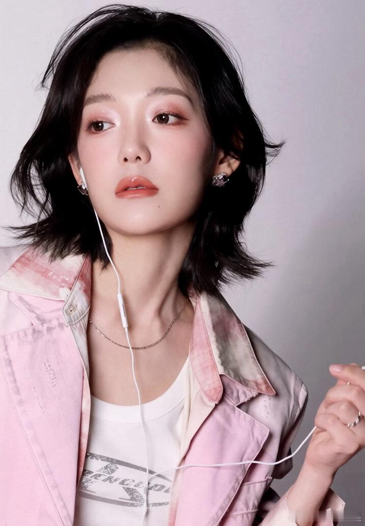 希林娜依高医学和科学中选择神学一边理性备考稳住状态，一边随身携小蟾蜍求心安，学霸