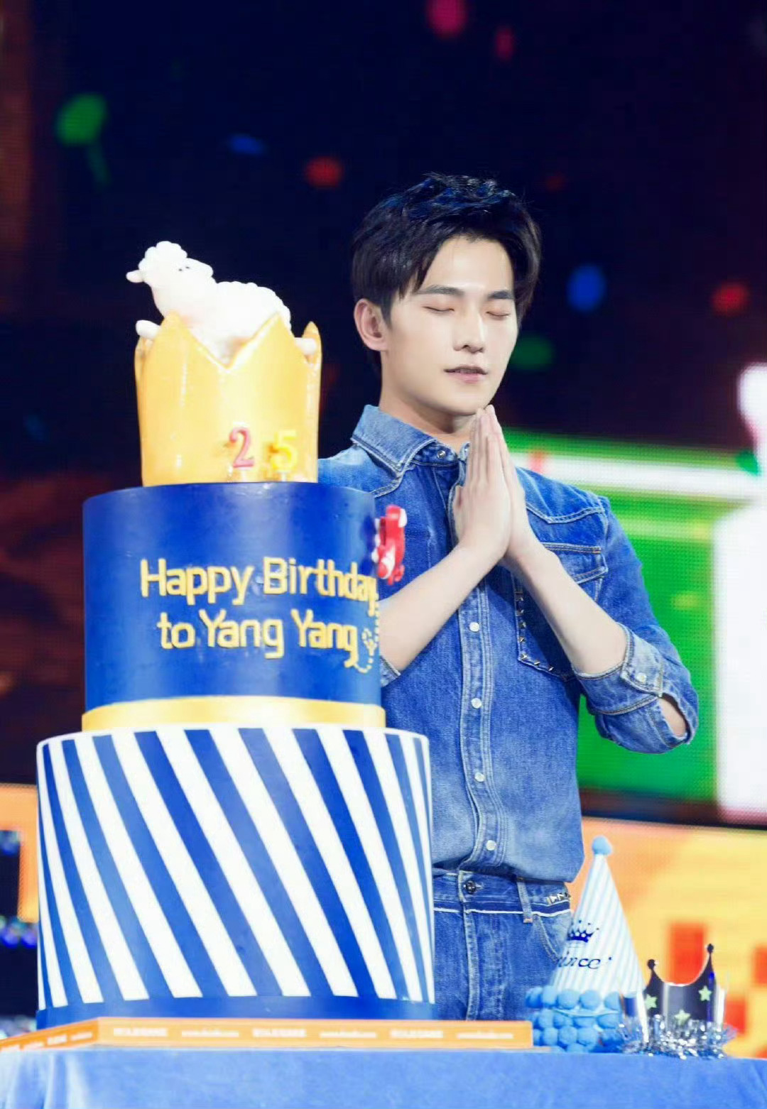 展信悦。小可爱祝大可爱杨洋35岁生日快乐🎂今年因为雨霖铃认识了展昭，收获了你人