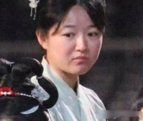 女群演看女主的这个眼神……很复杂啊 ​​​