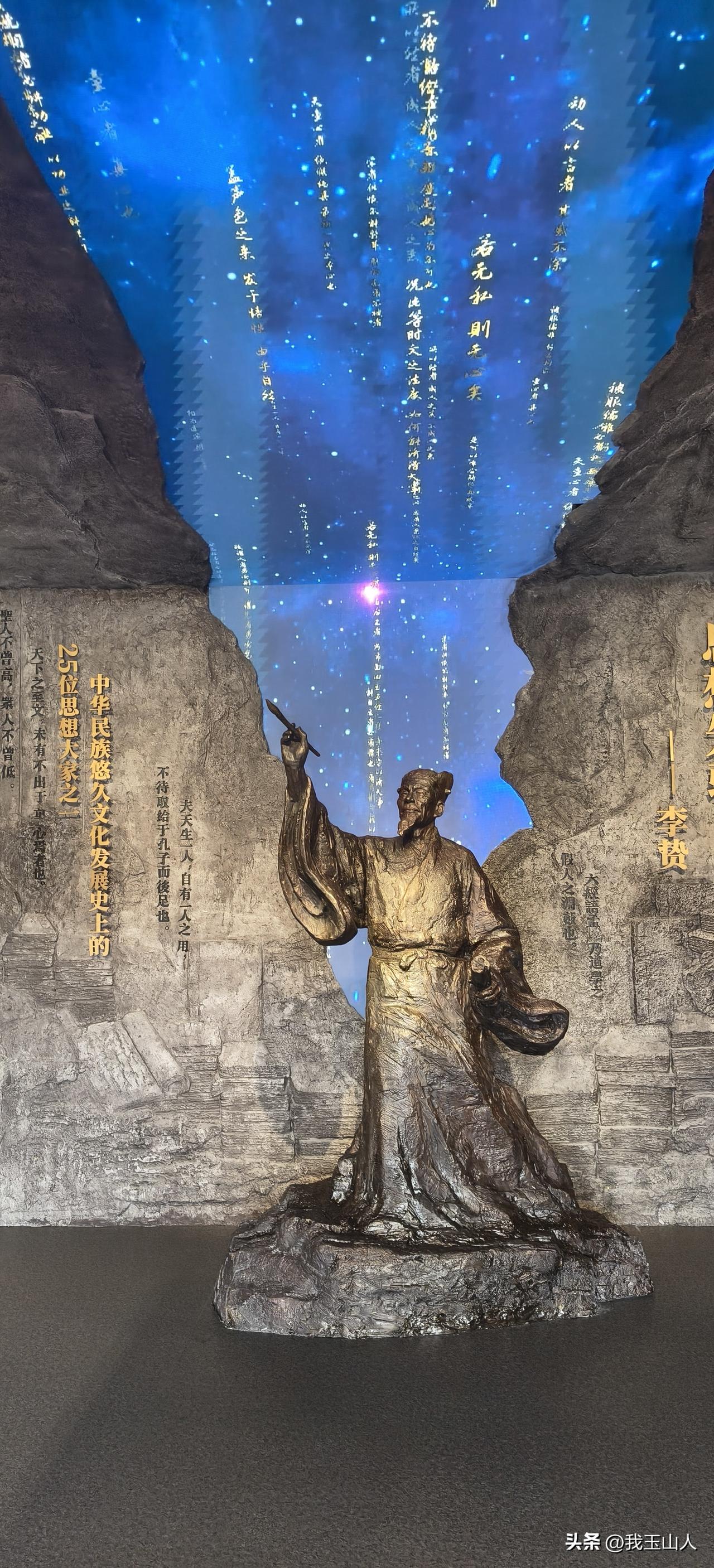 听政有余闲，不妨甓运陶斋，花栽潘县；
做官无别物，只此一庭明月，两袖清风。