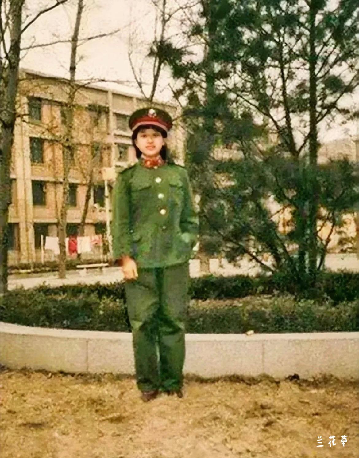 韩红曾经说过，当年她也是一朵校花。
确实。你看那纤瘦的身材，娇嫩的肌肤，清秀的瓜