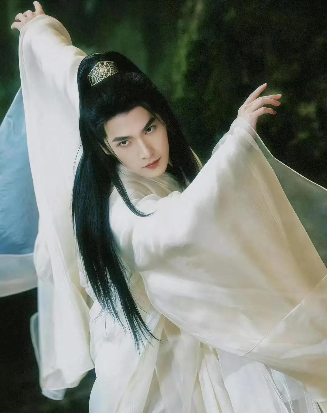 今天被一段话触动，也分享给同样在路上前行的父母：

当我们的目光越过成绩单上的数