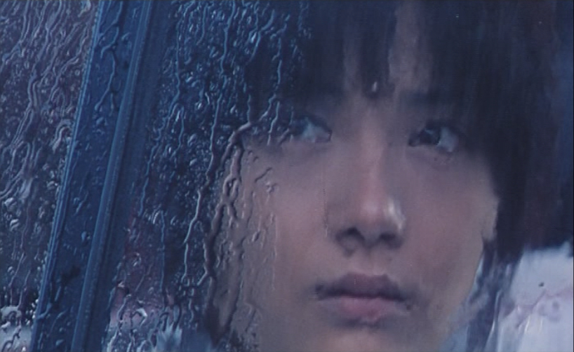 雨天在家看dvd，电影里也在下雨 