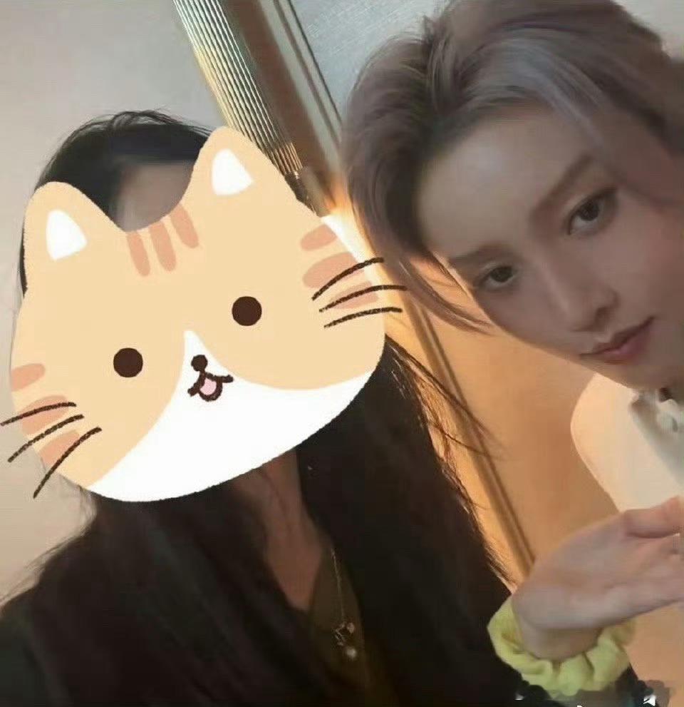 刘雨昕和粉丝温柔合影，五年屏幕中守护的人站在了自己身边笑眯眯的看着你～这是什么神