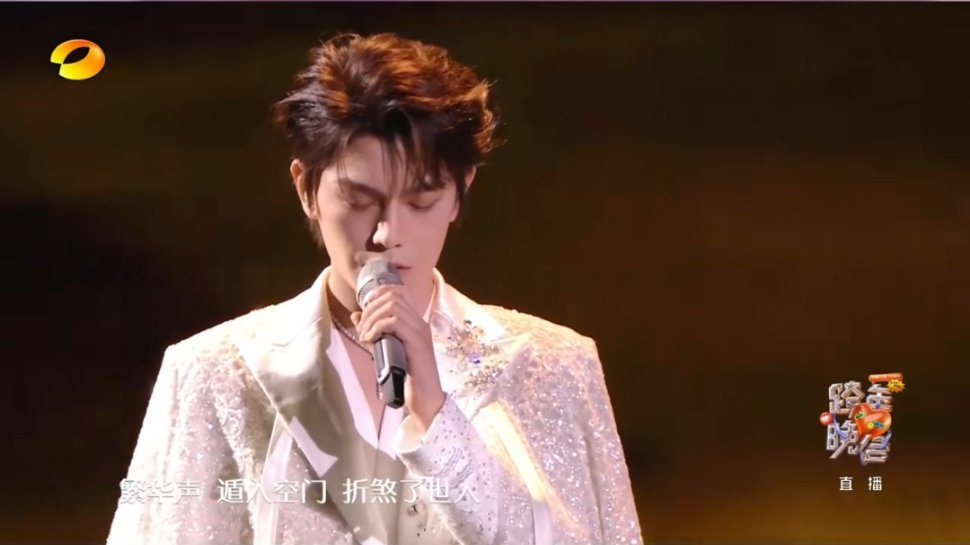 丁禹兮拿了慕声发带 丁禹兮湖南跨年深情演绎《烟花易冷》，最后结束的时候还拿了慕声
