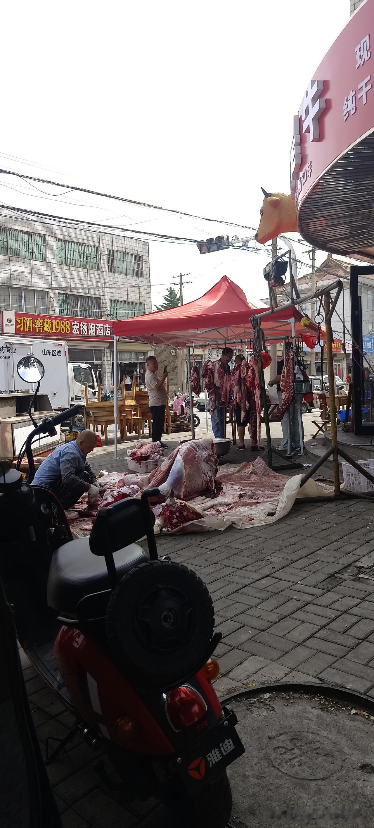 今天去市场看见一个在城里当众宰牛的。
从来没有见过在市里这样肆无忌惮的宰牛，这一