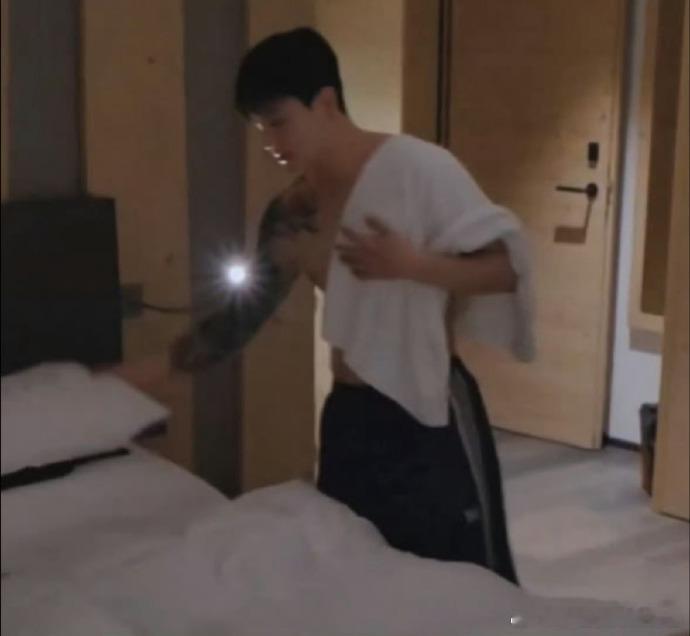 田柾国为了隐藏情侣纹身而做出的努力热🍑帖：田柾国为了藏情侣纹身而做出的努力