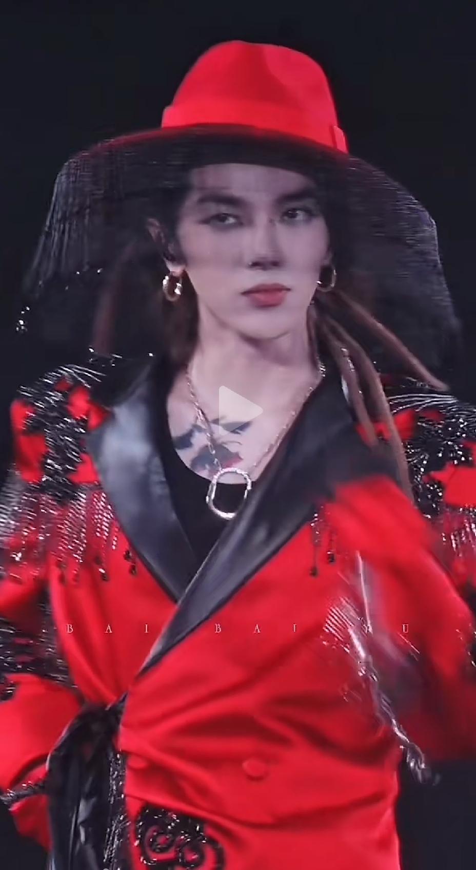 虽是男儿身，比女人还娇媚。