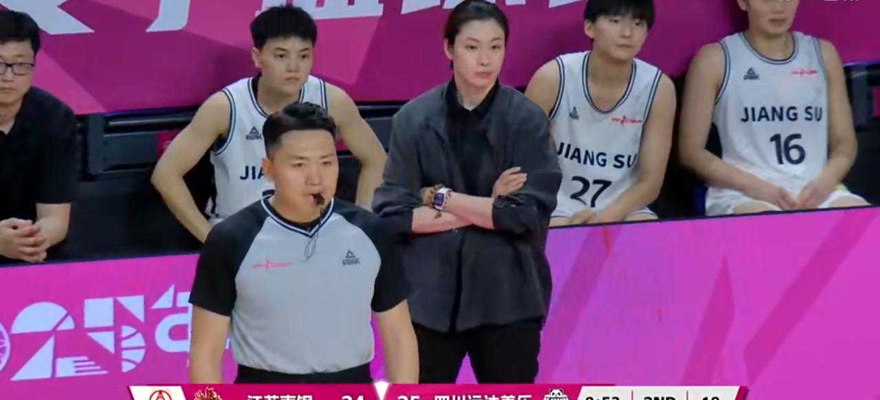 陈晓佳不愧是最美女教练！在2025年全国女篮锦标赛中，她率江苏女篮拿到了亚军。