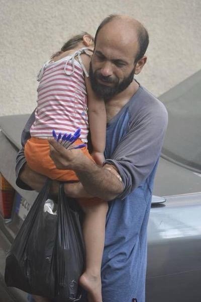 【来自投稿】2015年，叙利亚难民阿卜杜勒·哈塔尔逃难到黎巴嫩后，抱着年幼的女儿