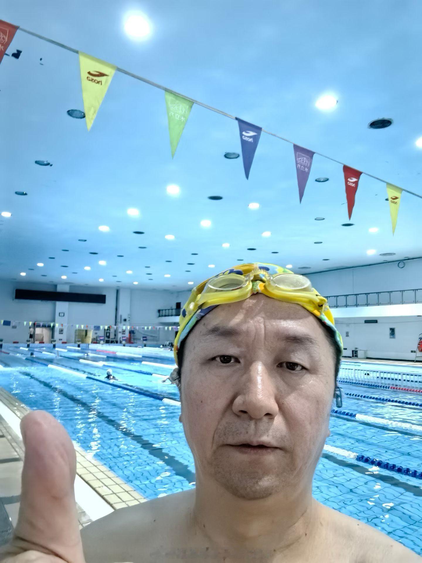2026.6.24日晚上，在学校游泳馆劈波斩浪1000米，王晖老同志争取再为祖国