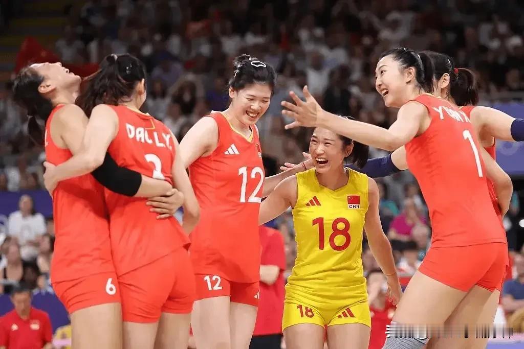 中国女排近五届奥运会终于首次战胜美国！这也是朱婷的最后一届奥运会了，加油，希望女