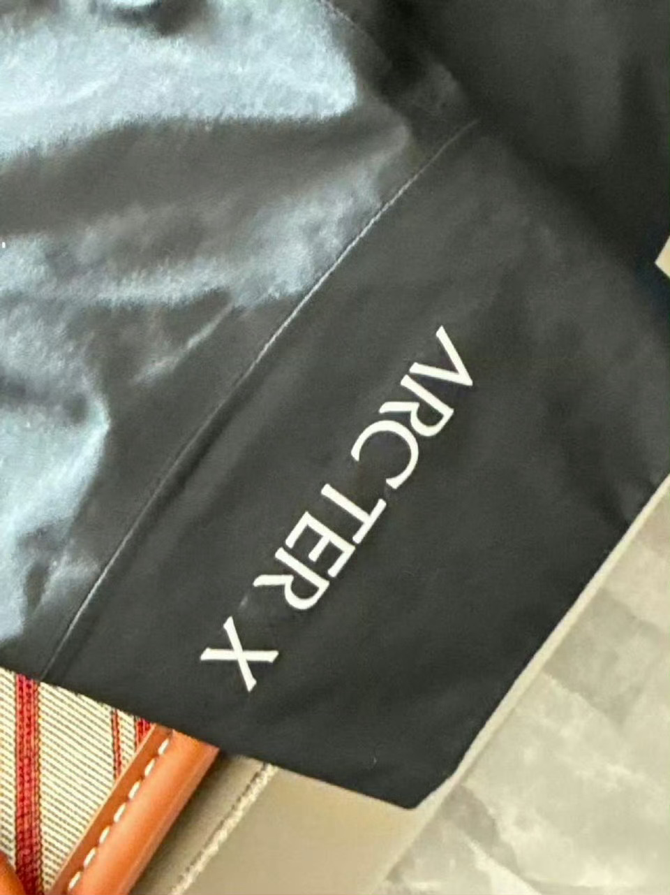 原来冲锋衣是胶水粘的是的啊，我有个炸山鸟的裤子，口袋的胶开了，好在里边没东西，不