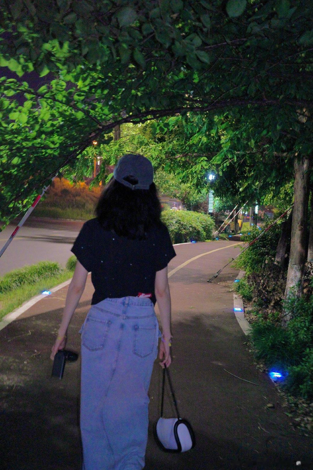 #景甜棒球帽随拍#  景甜真的有好多棒球帽～#景甜粉色眼影# ​​​