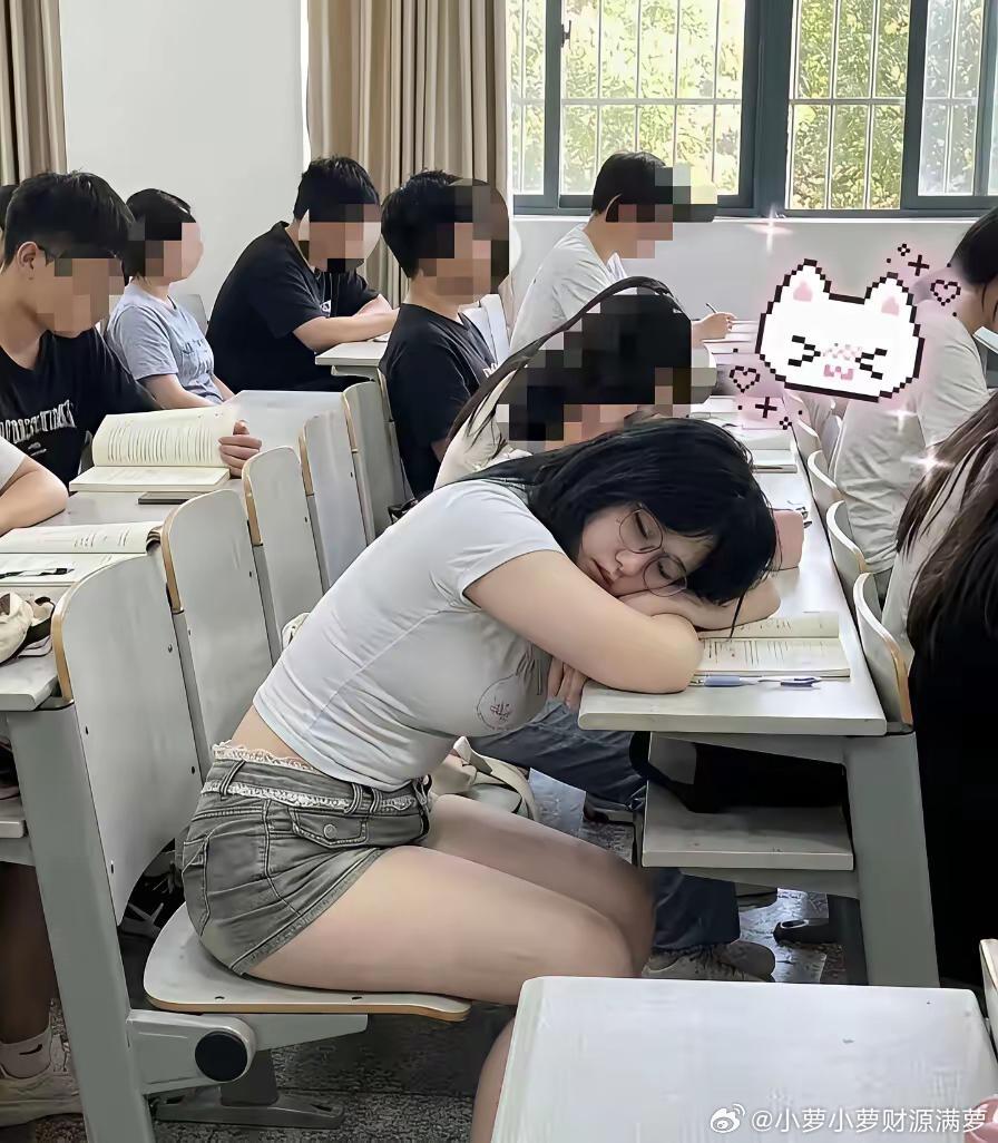 这是大学生吧，自由得上课睡觉都没人管。 