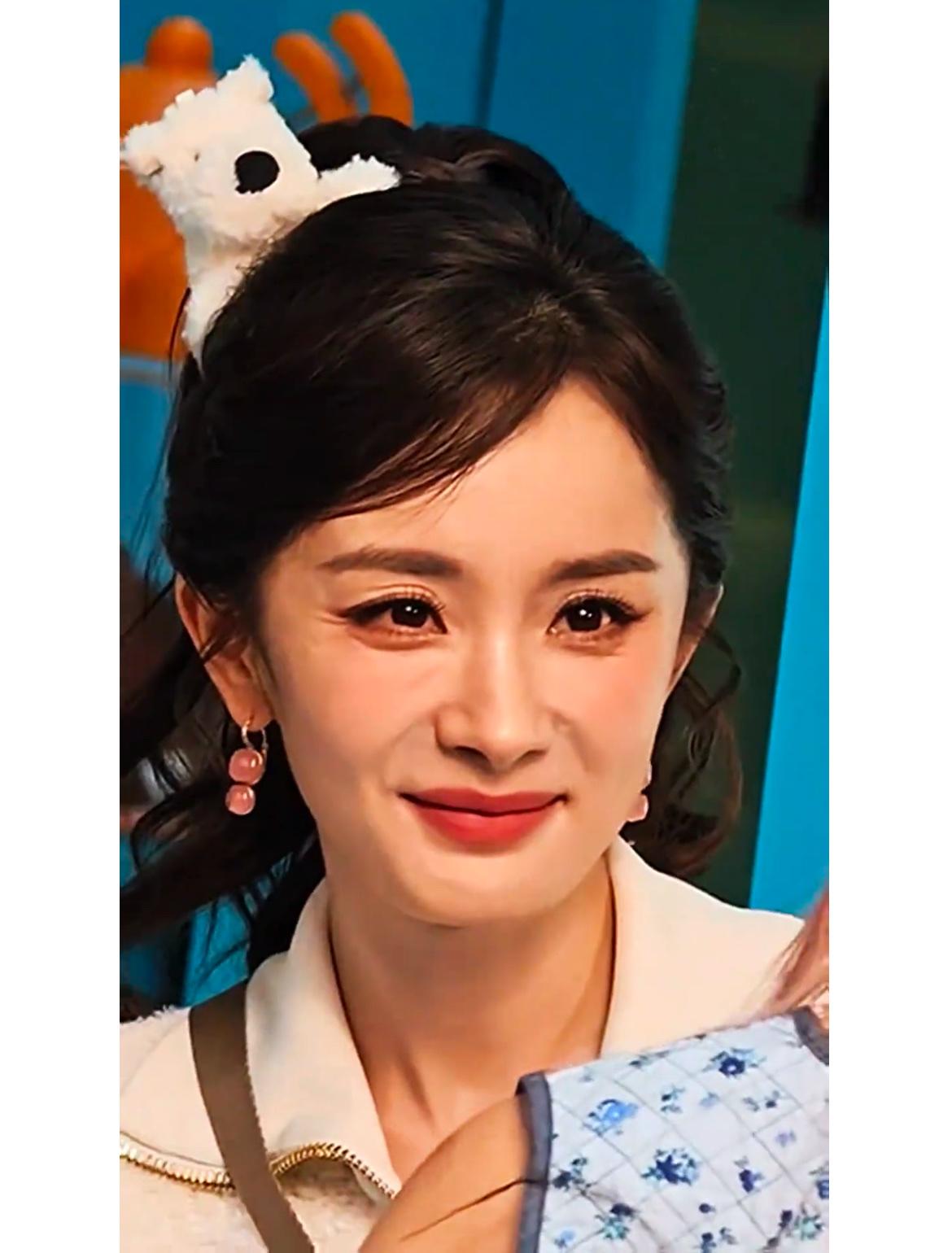 我是真的分不清真假了
杨幂昨天线下活动重回18岁
立马我就刷到了无滤镜版
真真假