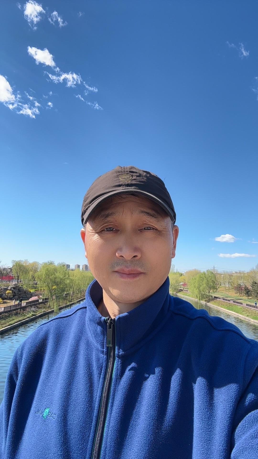 质感流年•自洽心安

岁月匆匆逝指间，渐临甲子质感颜；
闲居淡煮寻常日，静步轻行