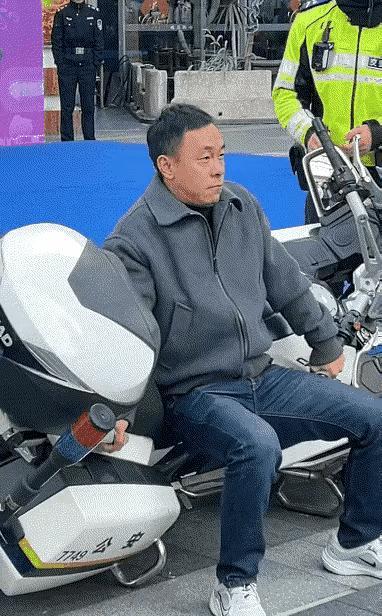 一个大老爷们儿难道还没有一个弱女子有力量？