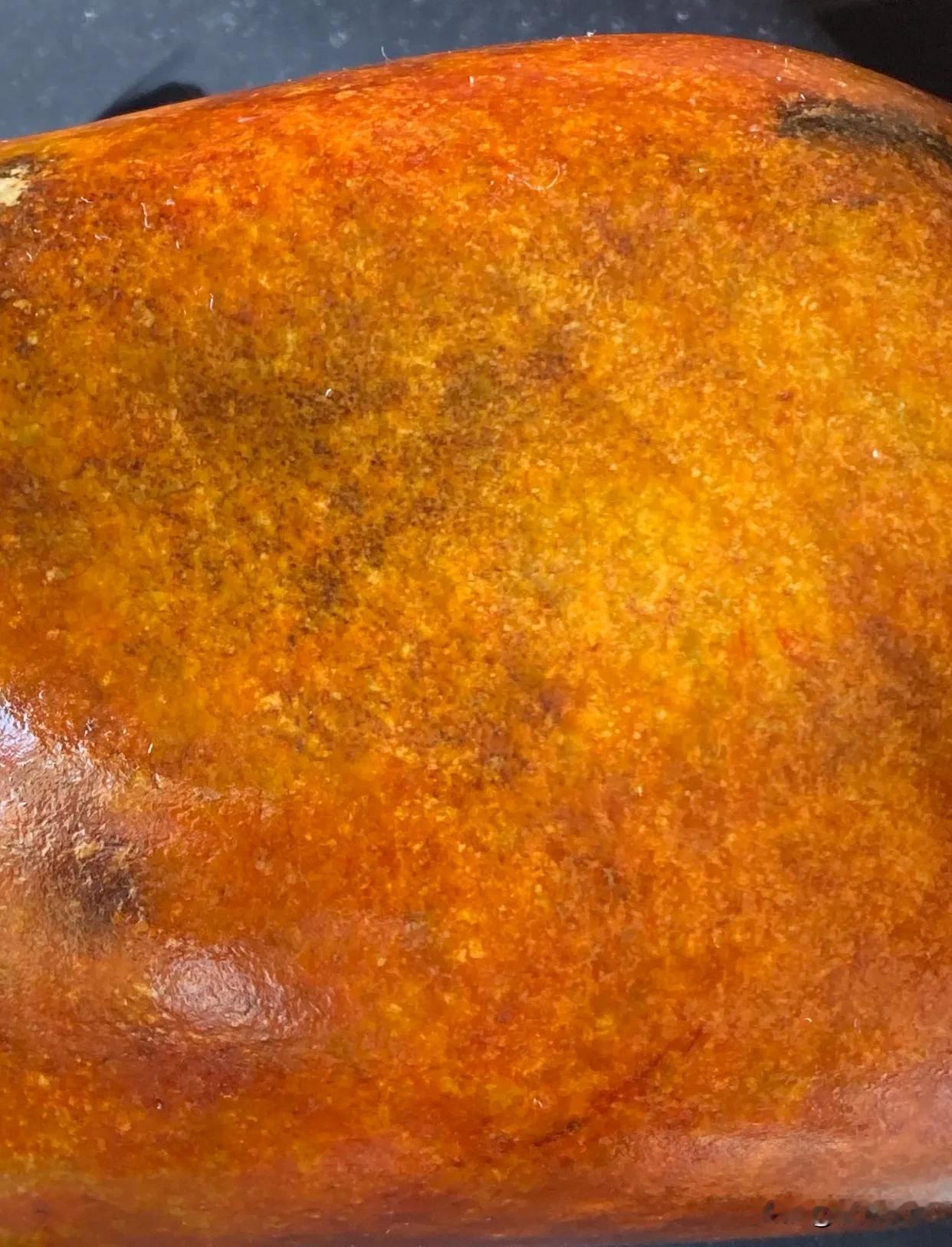 新疆和田玉籽料，2. 5公斤。典型的枣红皮，荔枝肉。这是原始照片放大后的效果。皮