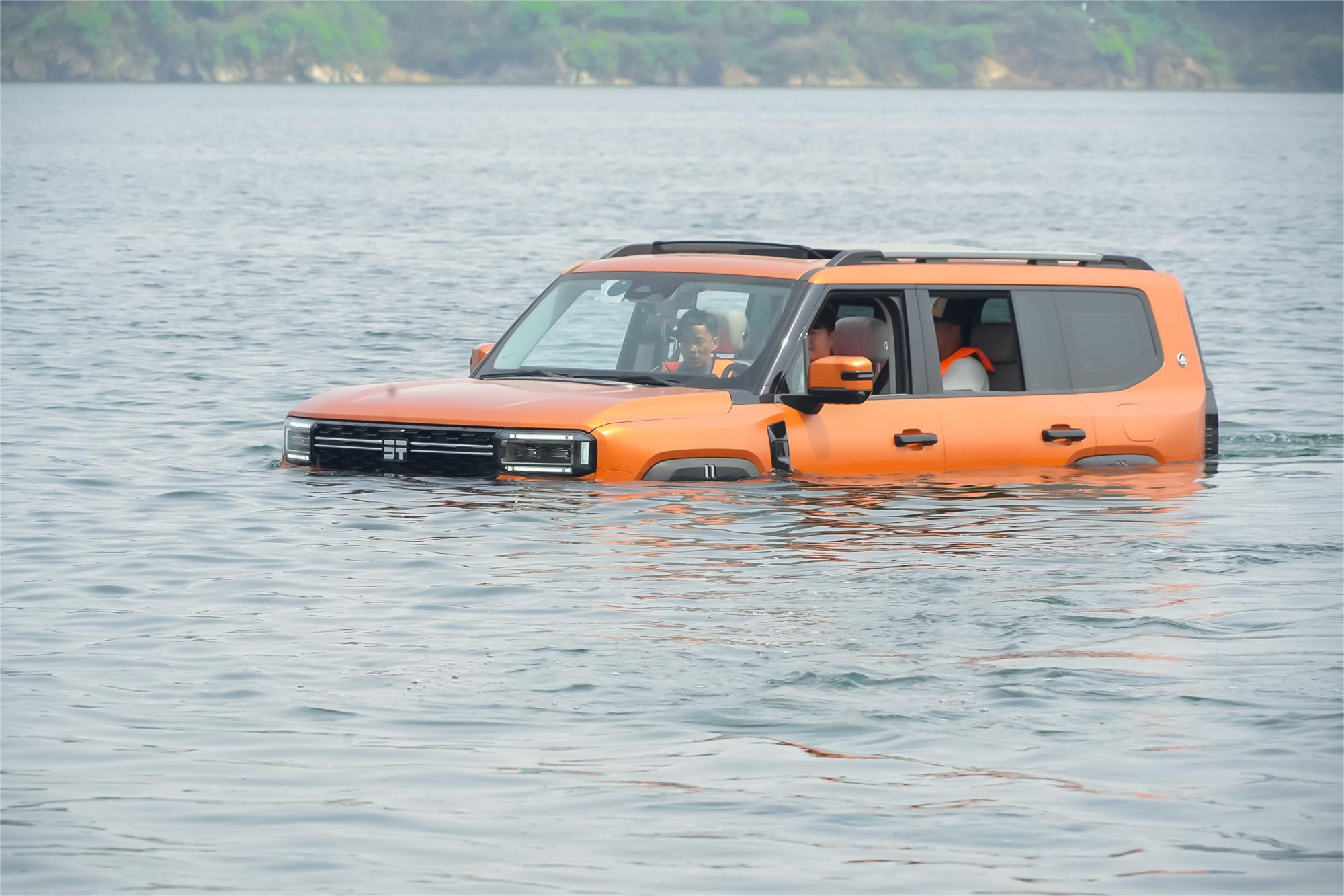 70 万航行版。下水能主动跑————纵横 G700最近纵横前面咋都没有奇瑞了？爽