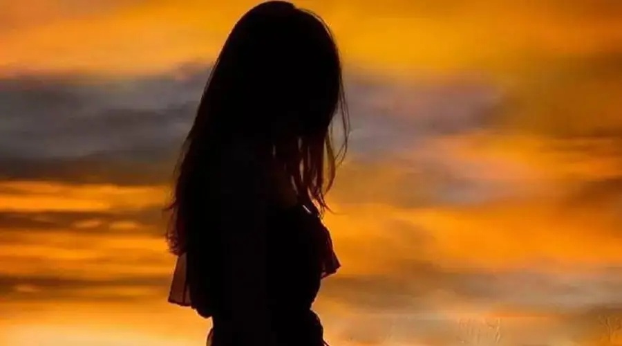 生活会让你苦上一阵子，等你适应以后，再让你苦上一辈子。 ​​​