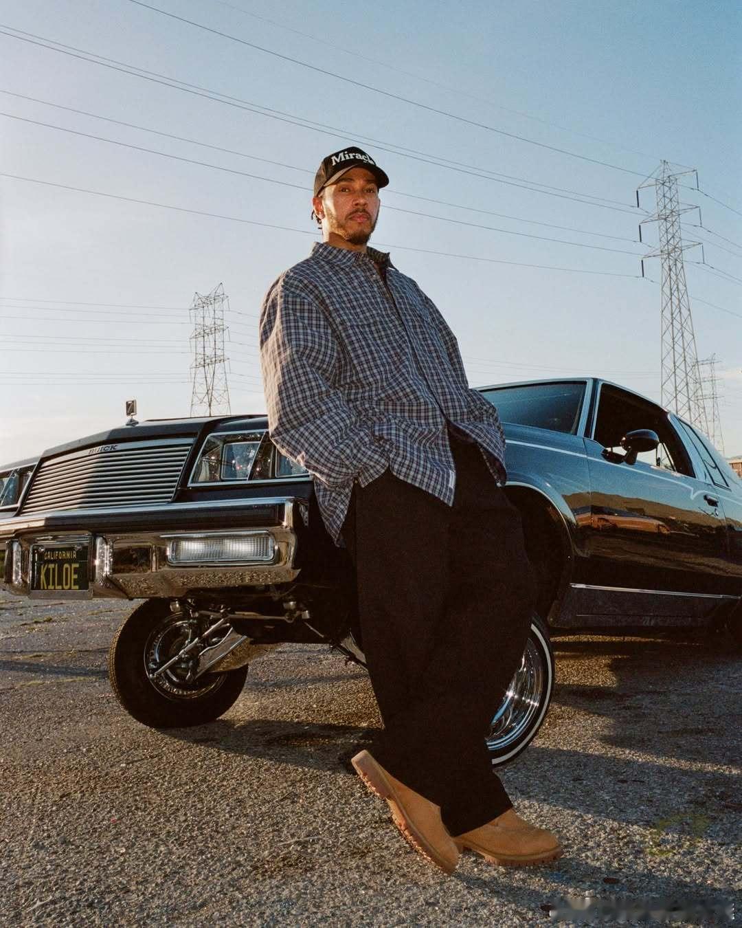 汉密尔顿居然去体验lowrider，看来准备退役后转型汽车自媒体了吧  cr：摄