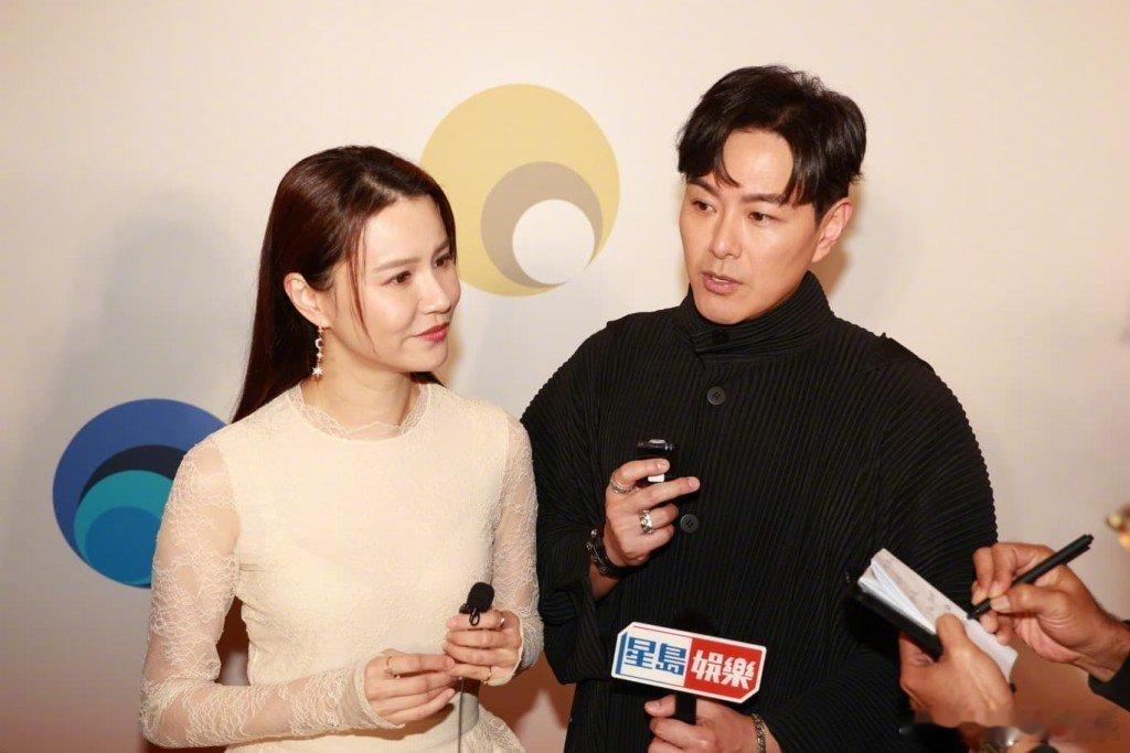 黄翠如萧正楠谈许绍雄离世黄翠如遗憾儿子没和许绍雄拍合照28日，黄翠如、萧正楠接受