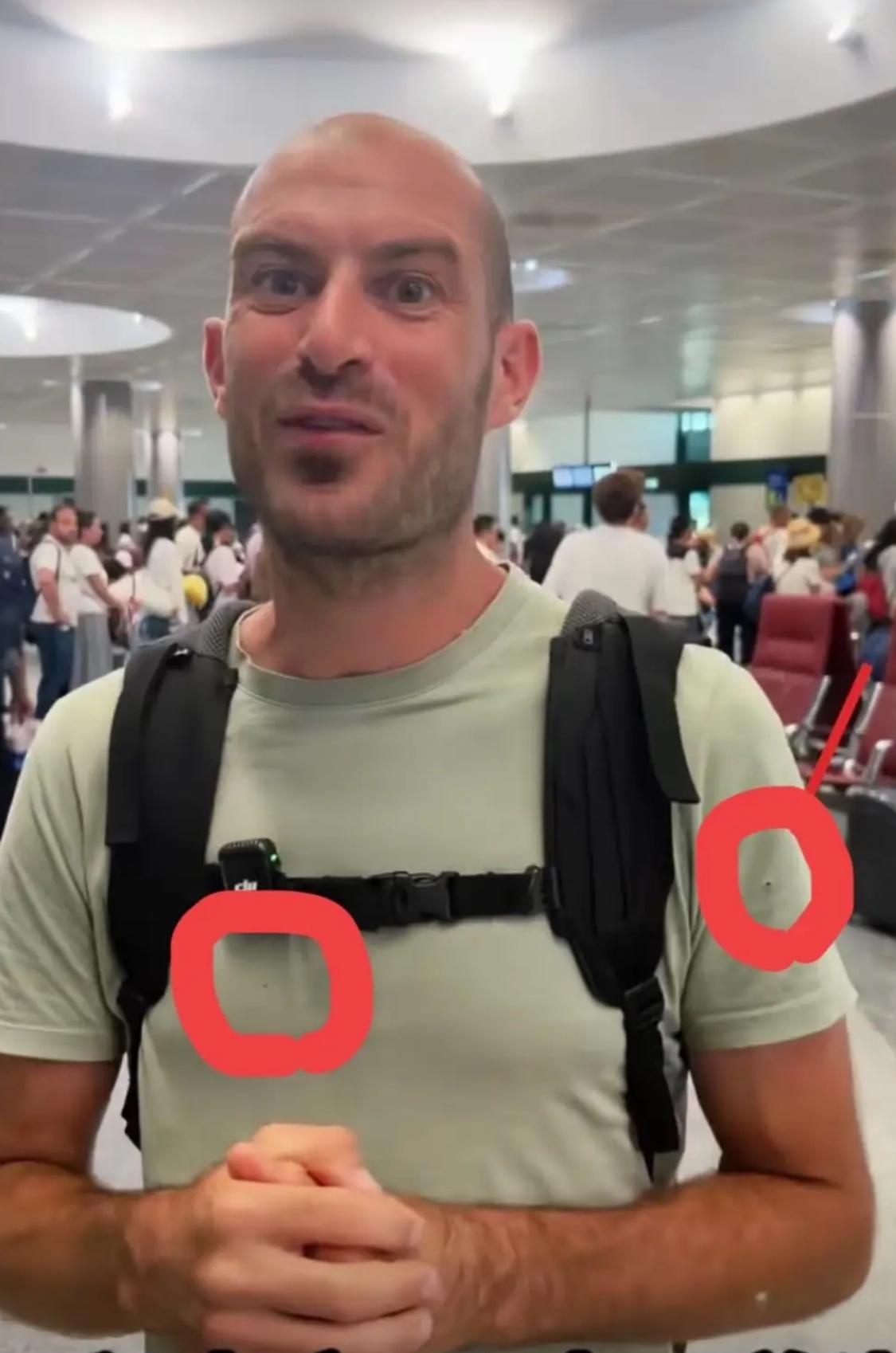 太搞笑了，德比斯居然精挑细选，选了一件破了两个洞的衣服穿着就来华了。这是准备让老