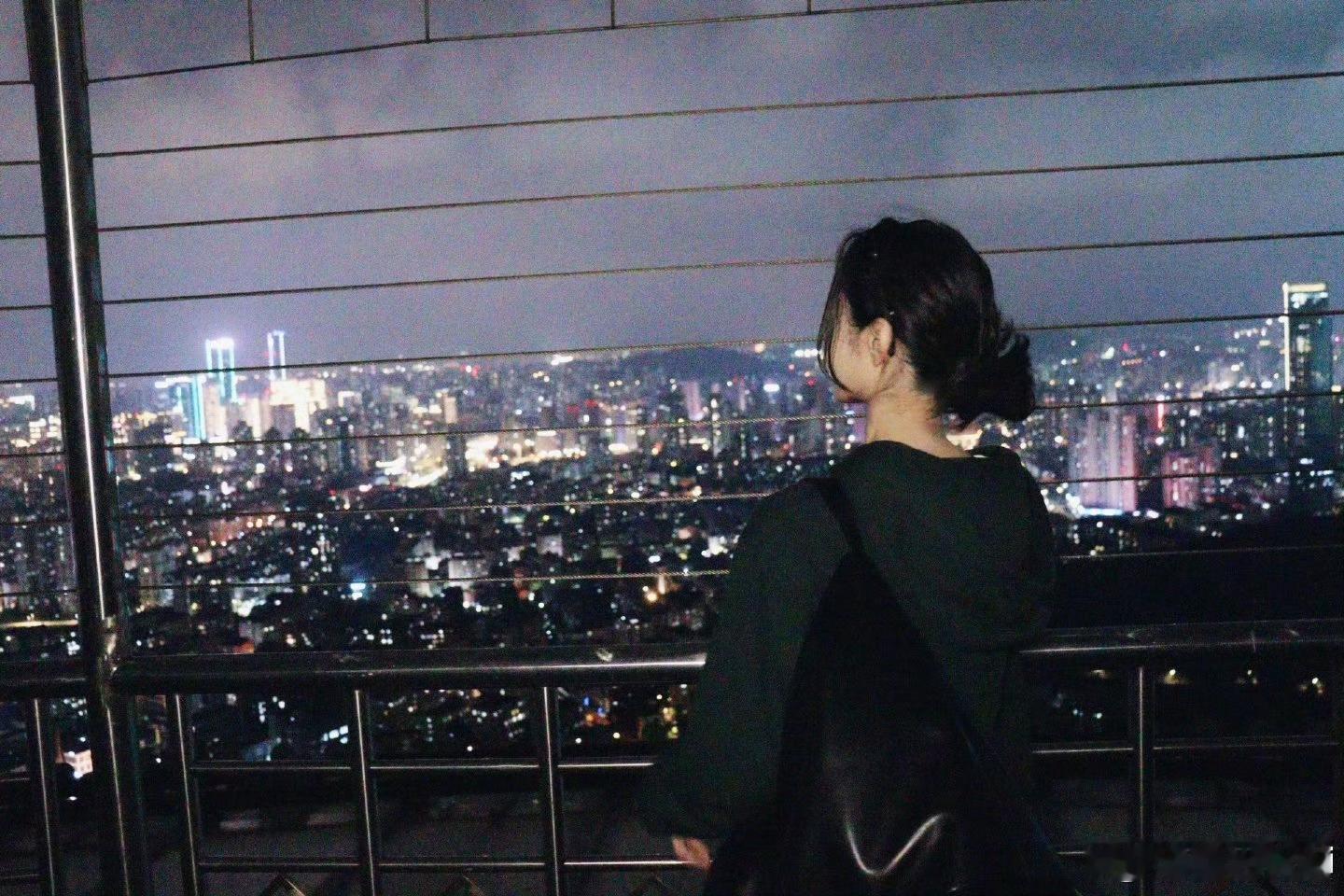 连晚风都偏爱宋轶 谁还没看宋轶的夜景随拍！暮色渐暗的时候，她穿了条浅杏色连衣裙，