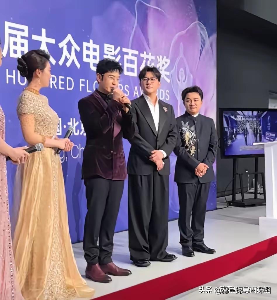 黄晓明和苏有朋，引发热议！10日，俩人现身百花奖，站一起身高几乎没差别，可苏有朋
