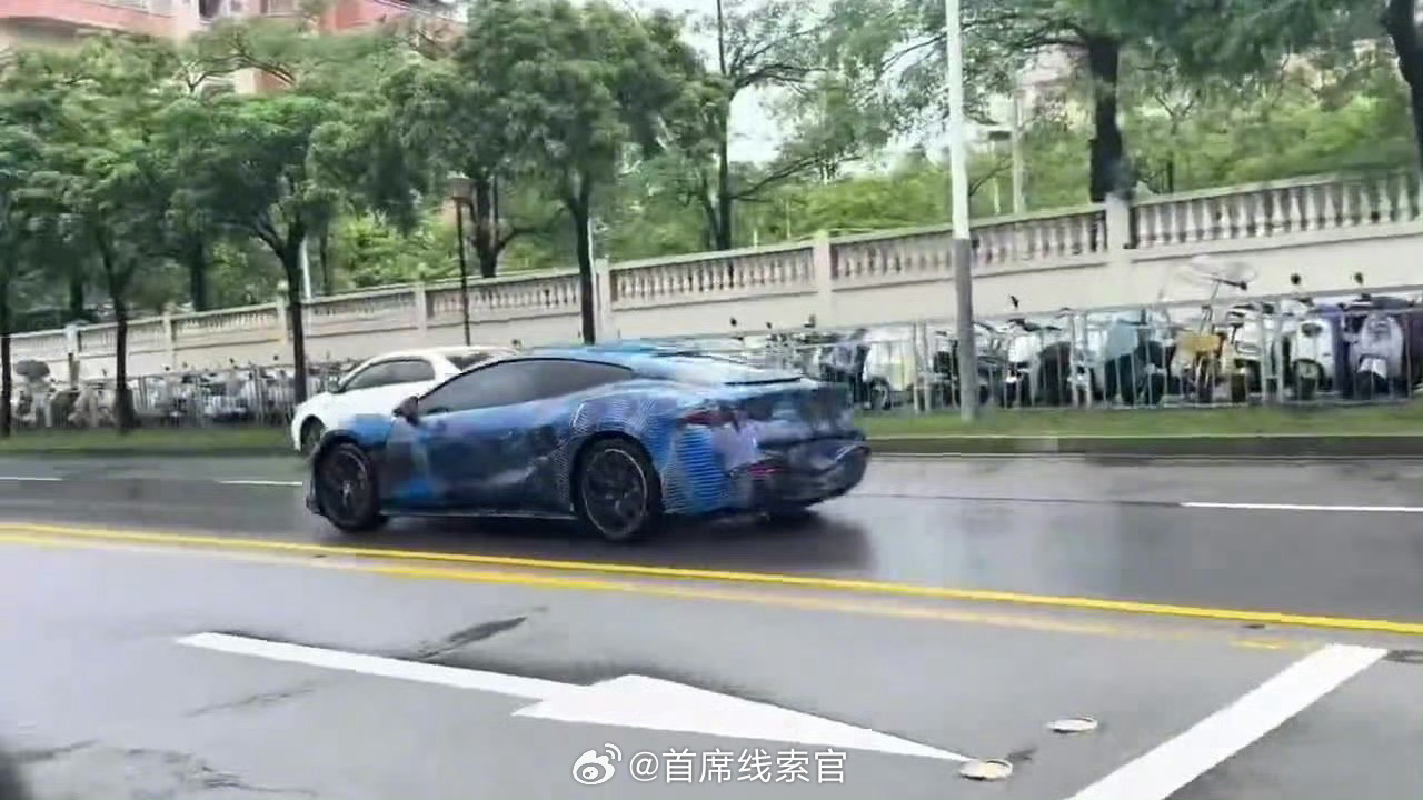 比亚迪腾势 Z 跑车最新路试视频曝光。该车覆盖伪装，可以看到部分白色车漆。“迪粉