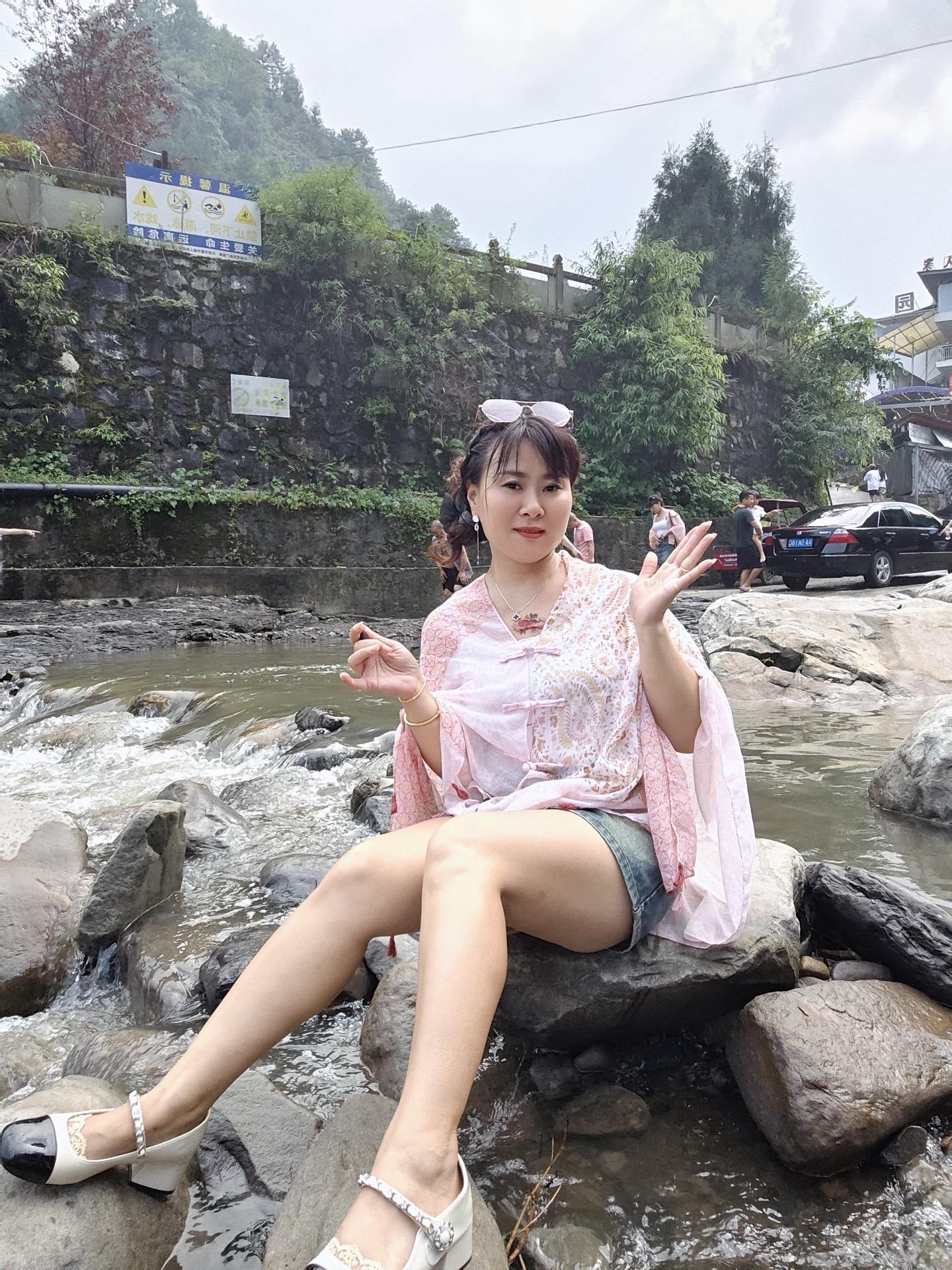我不后悔遇见你，所有的遗憾都放在心里，我没有成为你的偏爱，你却成了我爱...