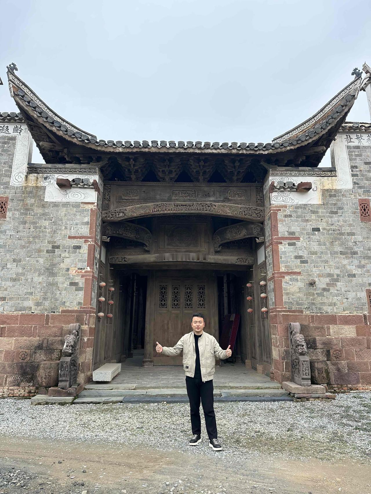 青砖、灰瓦、马头墙下藏岁月，
清代贞洁牌楼映古今。
一眼百年，皆是时光。