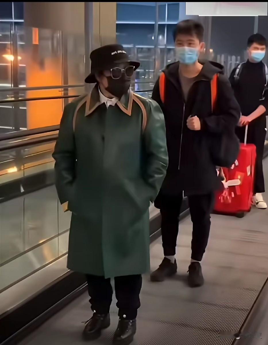 咋一看以为韩红穿的是雨衣呢，然而这是一款价格十几万的Prada风衣Prada服装
