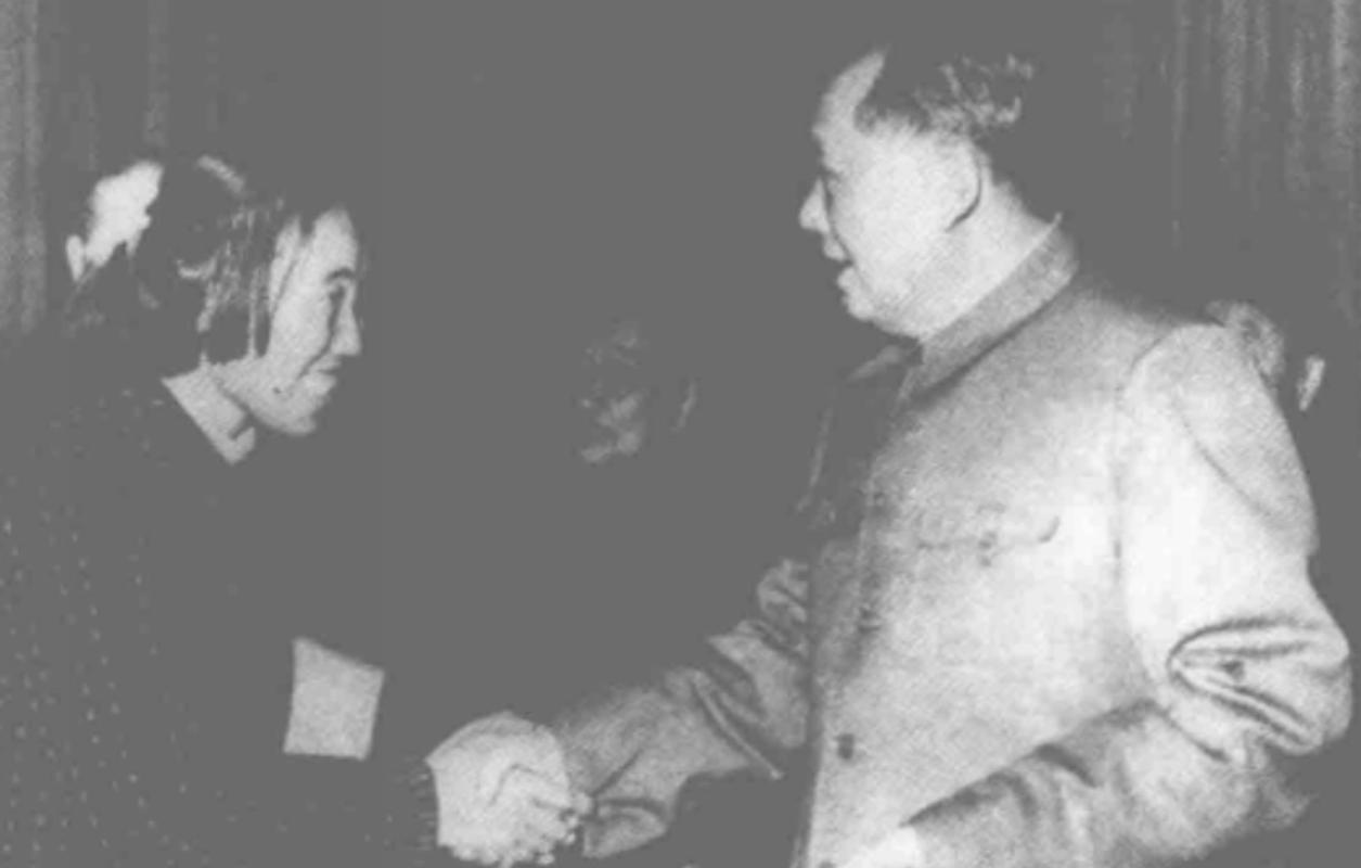 1983年6月的一天，邢燕子被叫去了天津市委组织部。一位负责人不失礼貌地对她说：