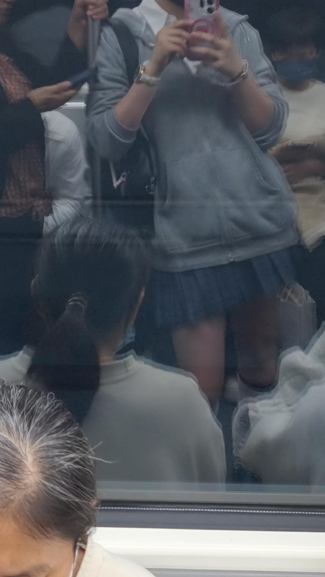 别老是给那个女的发消息，我也识字，给我也发点。