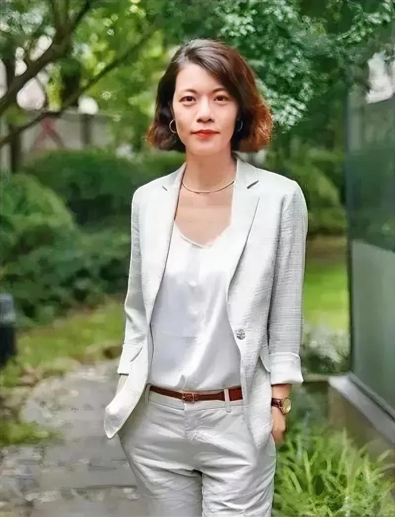 复旦大学陈果教授说：
“没有任何一个女人会在自己喜欢的男人面前表现的很强势，而强