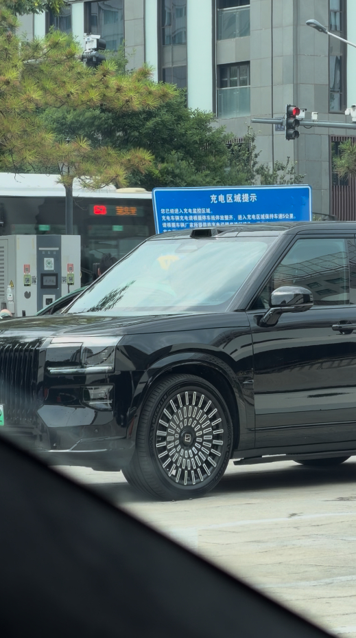 水均益北京排队充电被一眼认出偶然刷到路人充电站偶遇水均益的视频，路人好心礼让车位