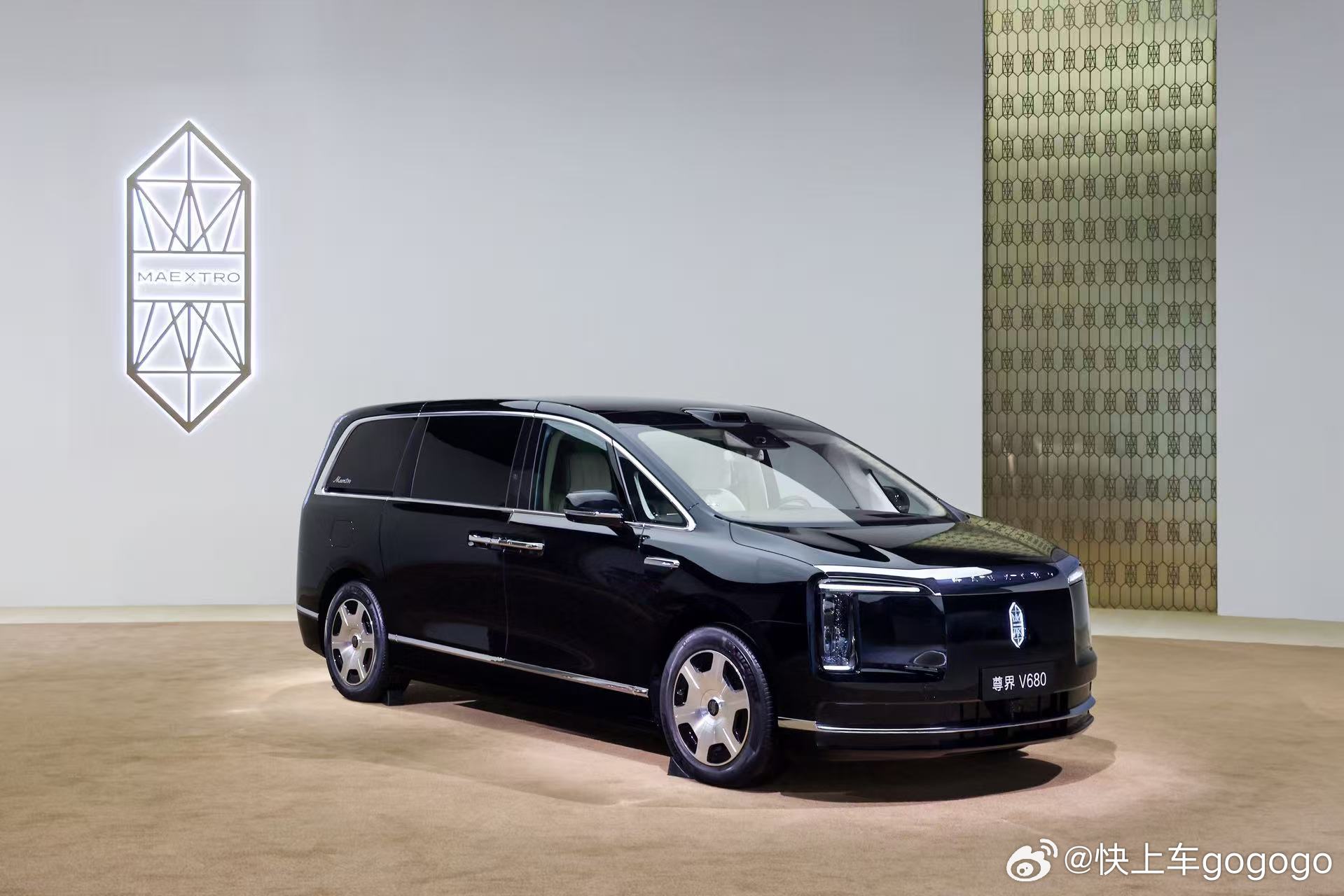 全新尊界V800、V680正式亮相，凭全能硬实力重塑豪华高端MPV新标准！两款车
