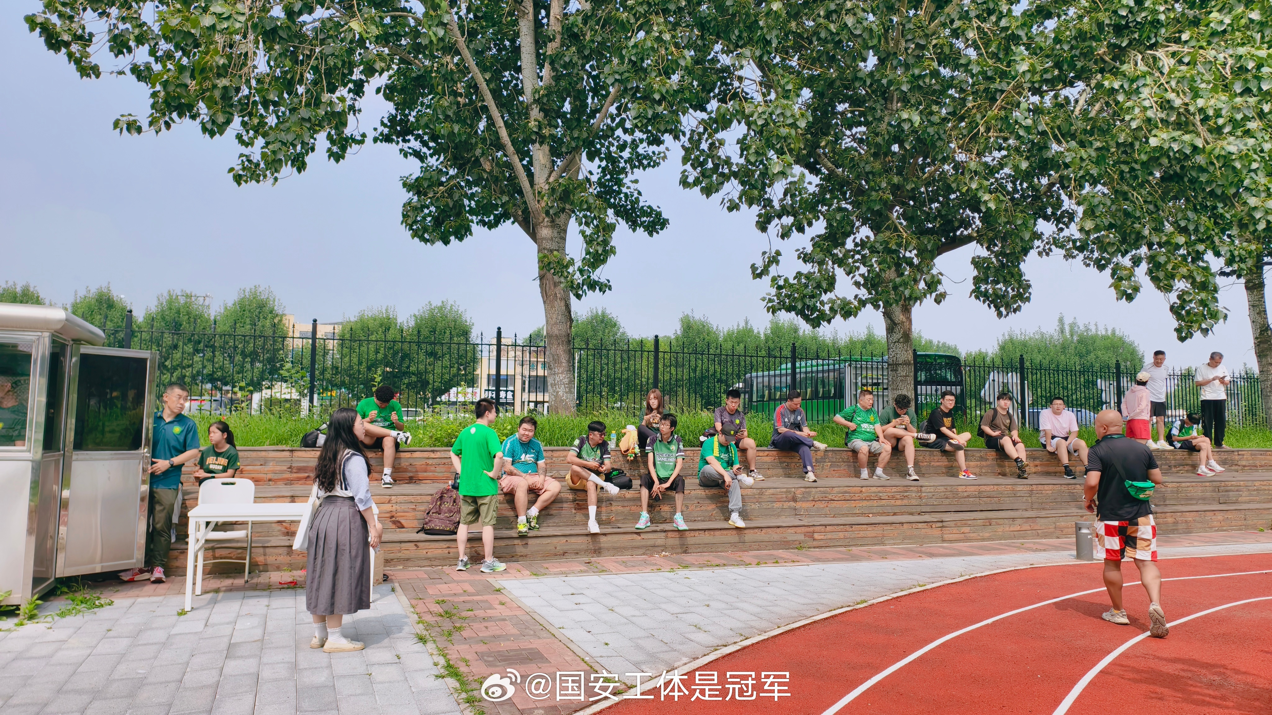 一线队开放日今日举行，为了让草皮接触东风，基地里的东面围挡撤掉了 其他还在 p2