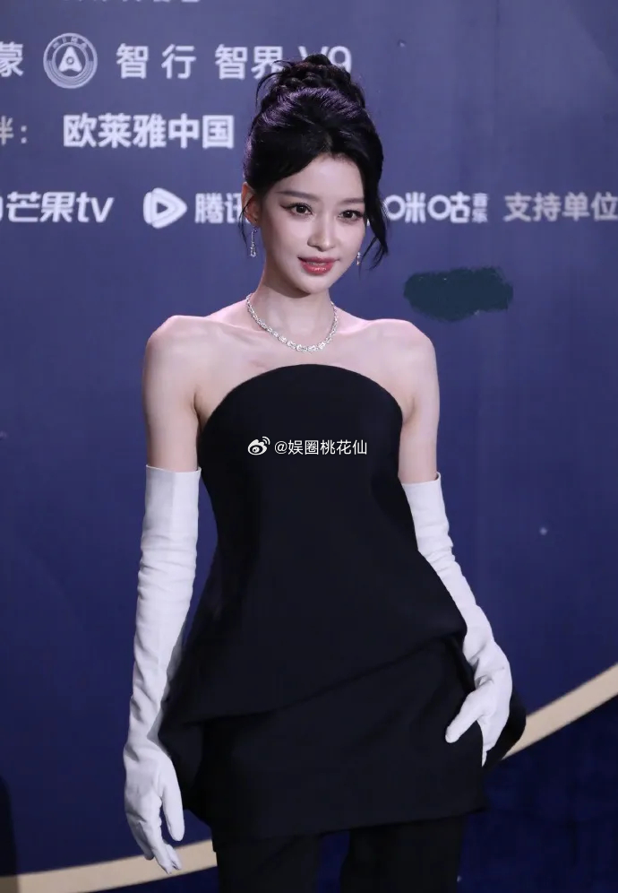 孙怡在出席活动的时候搭配了一身黑色的衣服，看上去干练又潇洒，最关键的是秀出了完美