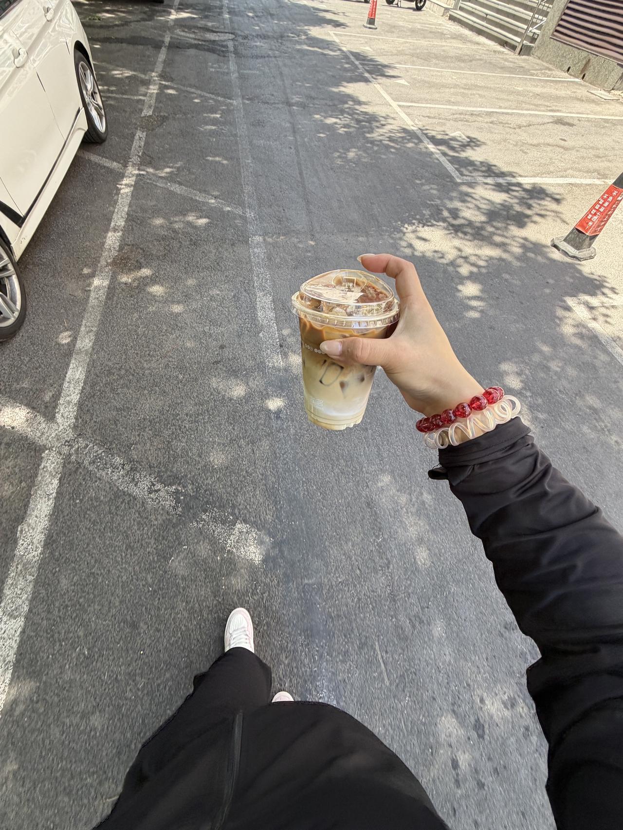 一个普通的下午，30+的侯女士，翻遍通讯录也不知道约谁，于是买了杯咖啡，在烈日下