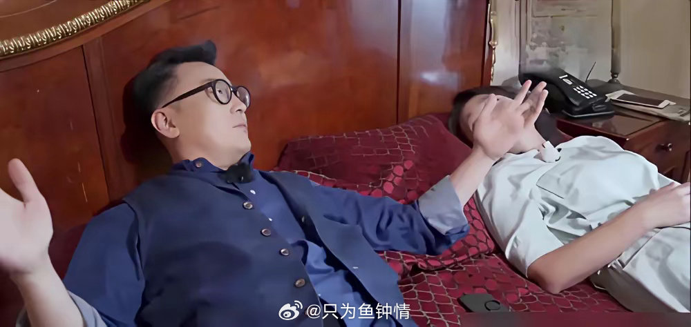 窦文涛和俞飞鸿，做了20年非情侣。他们每周见两次，散步吃饭，她买房就买在他隔壁小