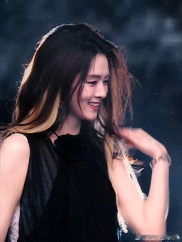 陈昊宇彩排照 泡泡岛彩排照，陈昊宇酷美登场，舞台灯光梦幻，小眠魅力提前吸引粉丝，