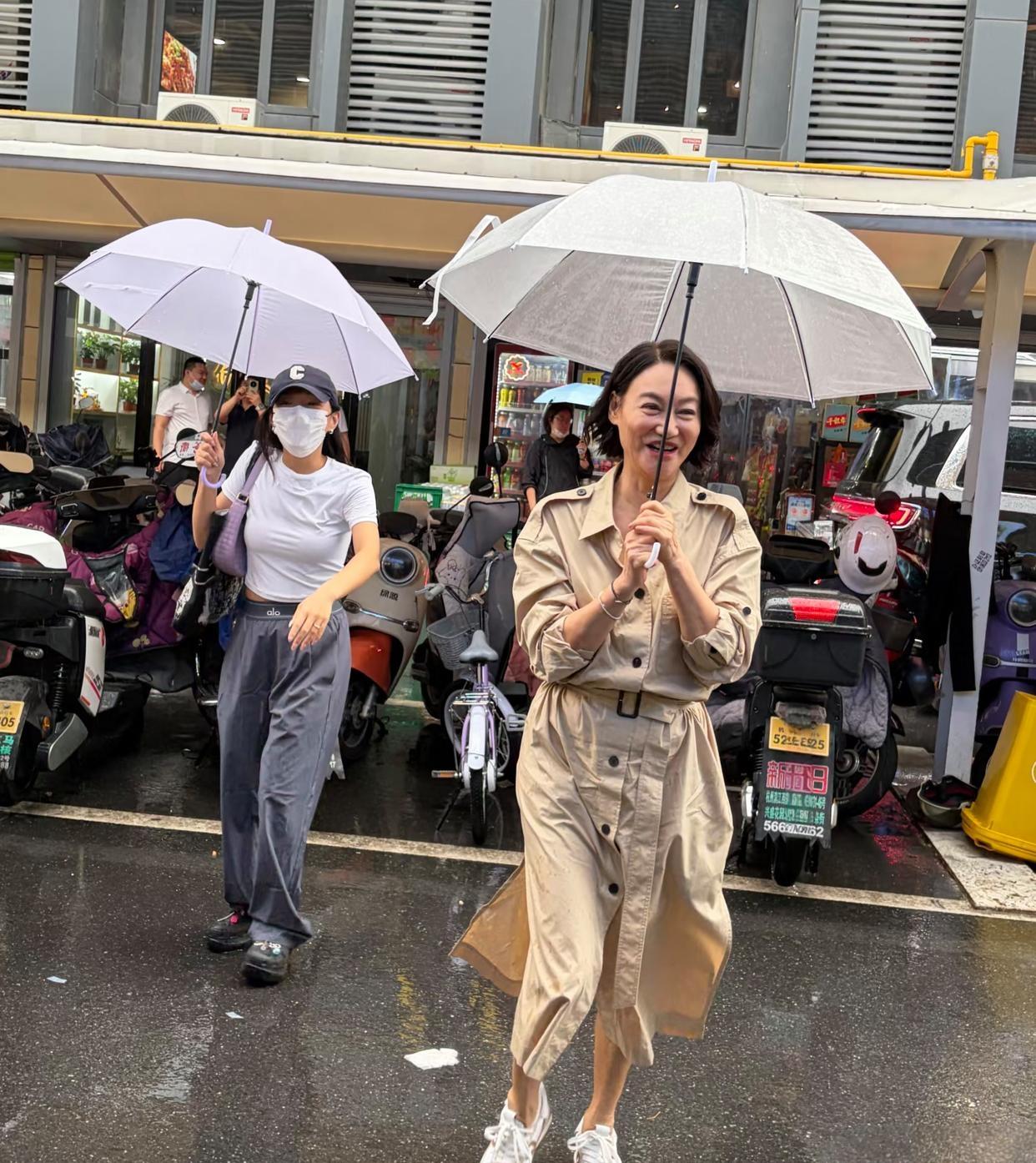 66岁惠英红现身杭州一间饭店吃四果汤被民众偶遇，杭州天气很热，惠英红选择吃四果汤