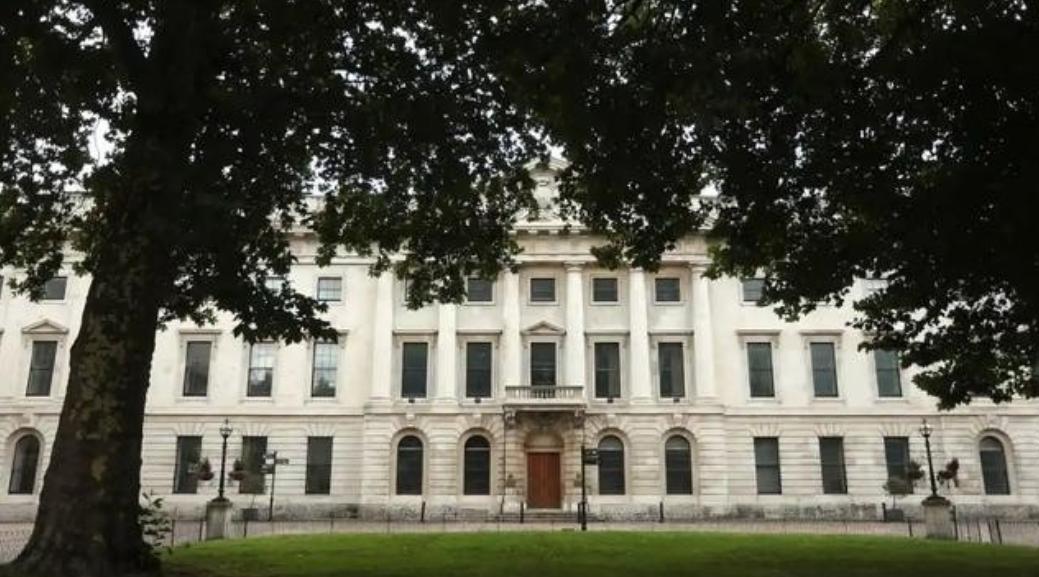 中国外交部发言人林剑表明，如果英国政府不批准中国在英国新建大使馆，中国将坚决维护