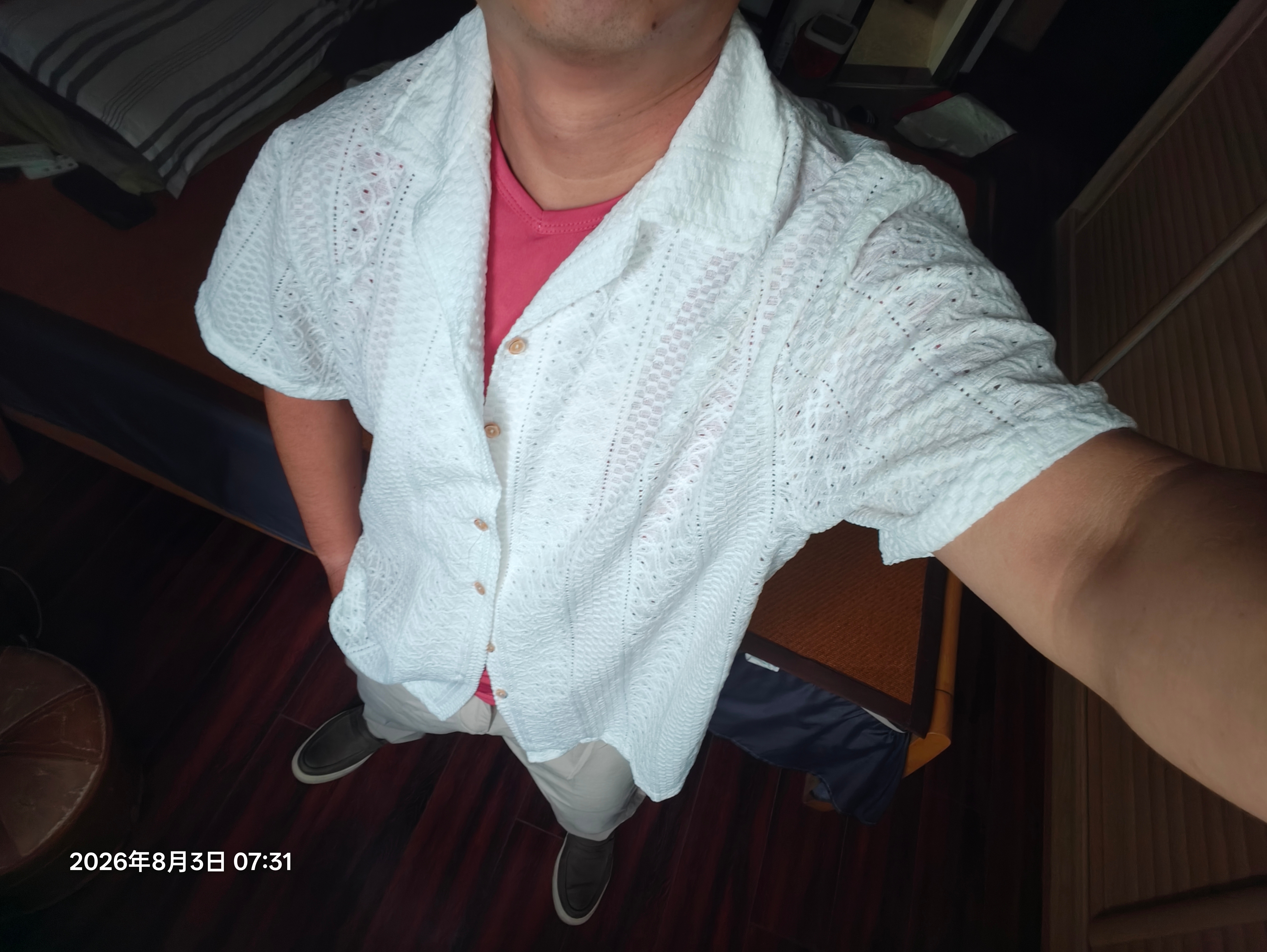 纠结一早上穿哪套出门…粉色T恤好像显白？加件镂空衬衫又有点热😂 每日穿搭 
