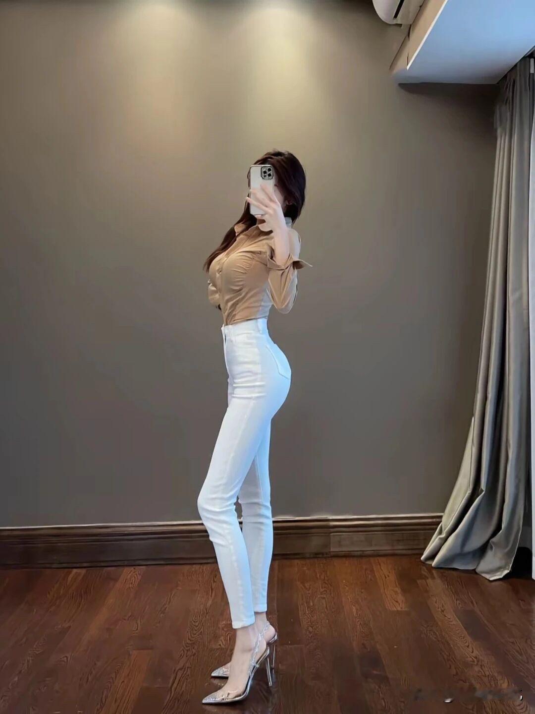 救命！这腿是真实存在的吗？直接给我看愣了！[比心][比心][比心]
腿很粗壮 腿