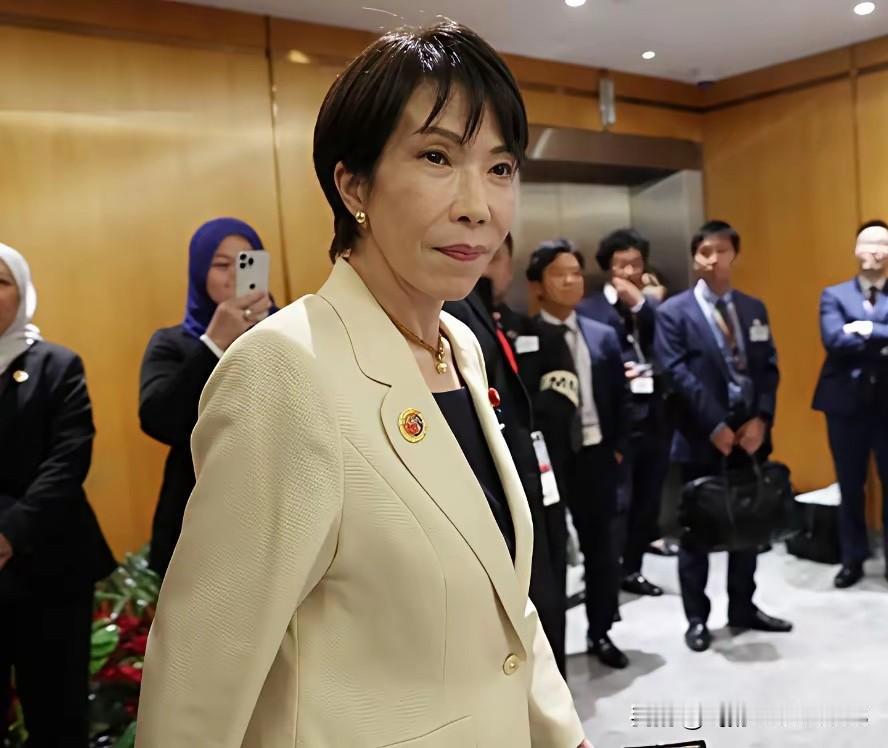 日本的政治生态目前是亚洲最恶劣的，它们所谓的“政治精英”是被数量庞大的“右翼群体