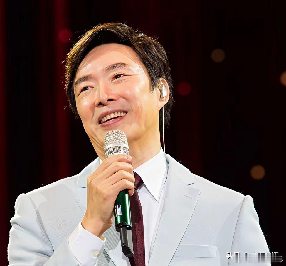 费玉清，近况曝光！4月8日一大早，已经退圈6年多费玉清，突然冲上了热搜，好友一句